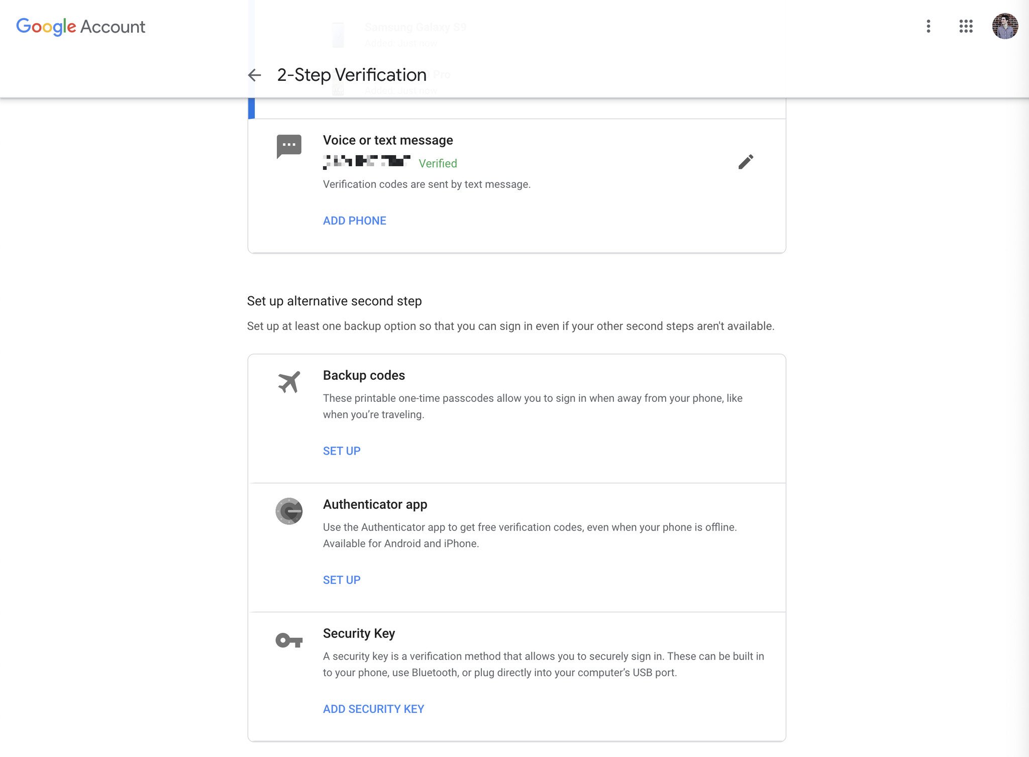 La página de configuración de la verificación en dos pasos de la cuenta de Google, que muestra la opción de la aplicación Authenticator