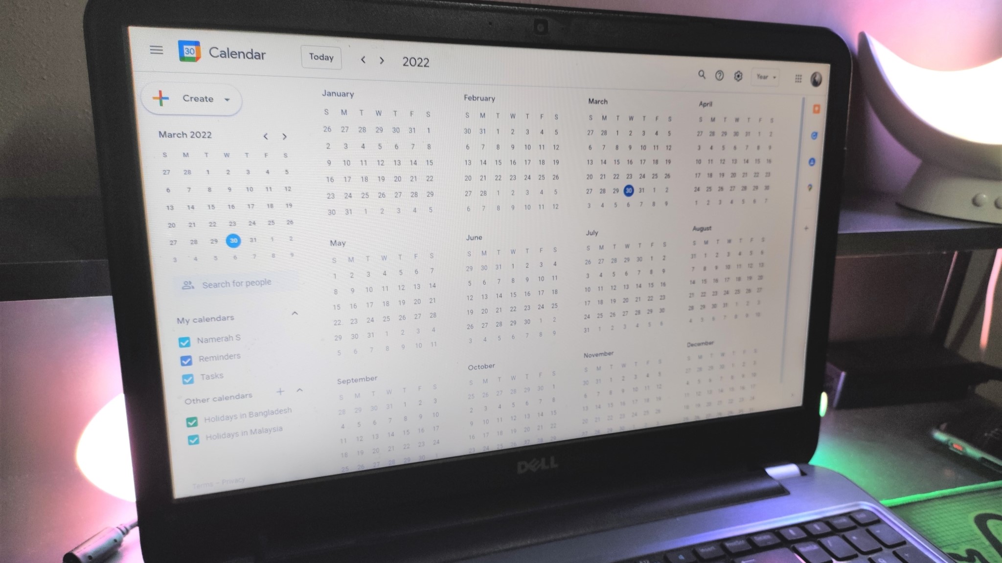 Google Calendar en la web en un ordenador portátil.